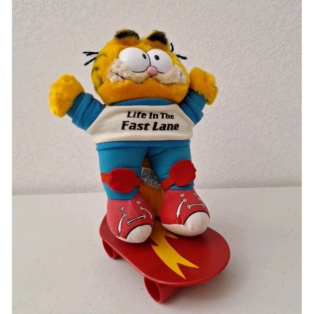 NWOT Vtg DAKIN 1981 Garfield Plush Toy Skateboard LIFE IN THE FAST LANE Skating